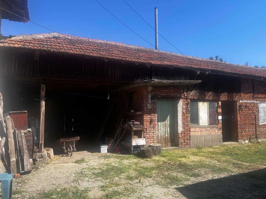 Продава се двуетажна, тухлена къща в село Белица, обл. Силистра.