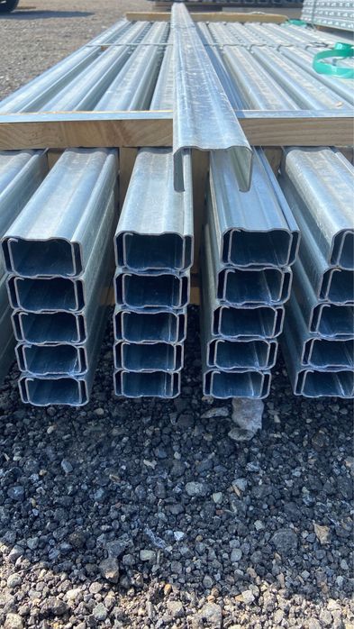 Stalpi de gard galvanizati aproape noi