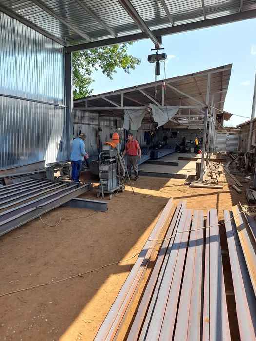 Vând de pe stoc hală metalică învelită cu tabla.