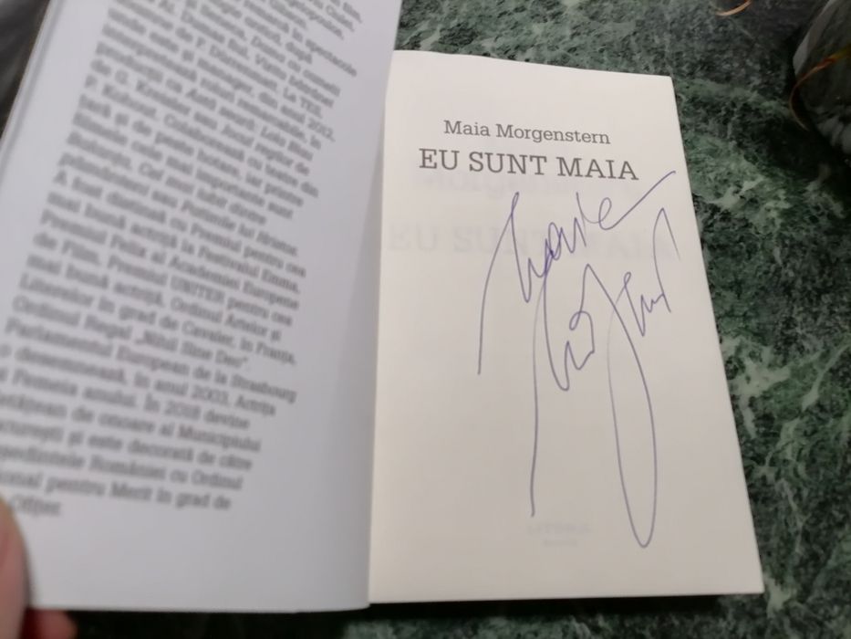 Vand carte autobiografica cu semnatura Maia Morgenstern