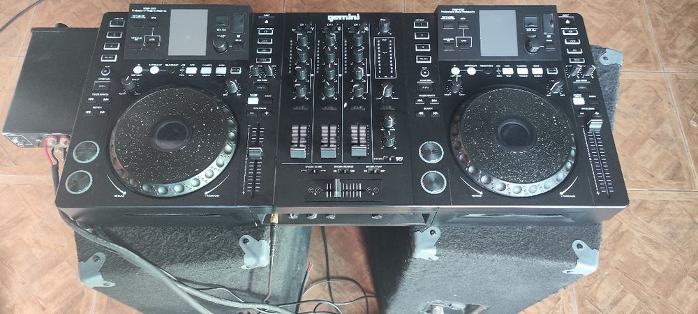 Продаю Dj пульт с колонками и усилителем