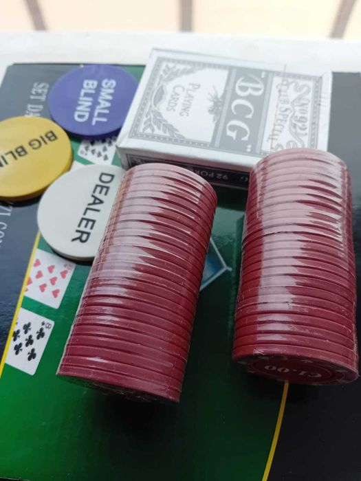 Set poker sigilat. Pret 100 lei fix