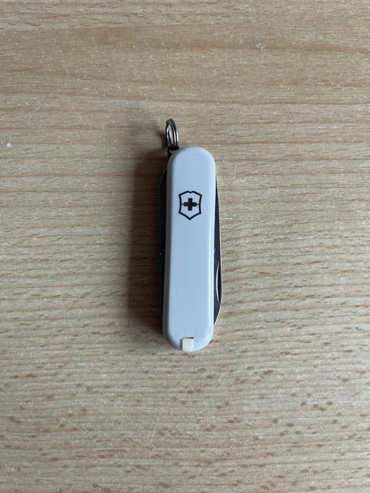 Victorinox Classic SD alb ELSTA – briceag elvețian 58mm (lamă 3,5cm)
