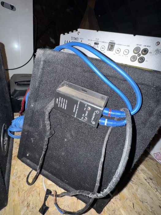 Statie hifonics Txi 4000 cu 2 subwoofere magnat bs30 condensator bull