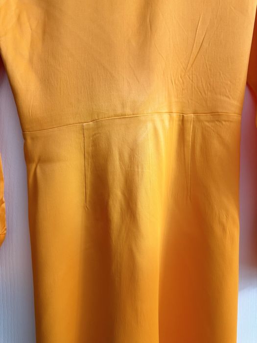 Rochie noua Zara cu fronseu si decolteu adanc, dama