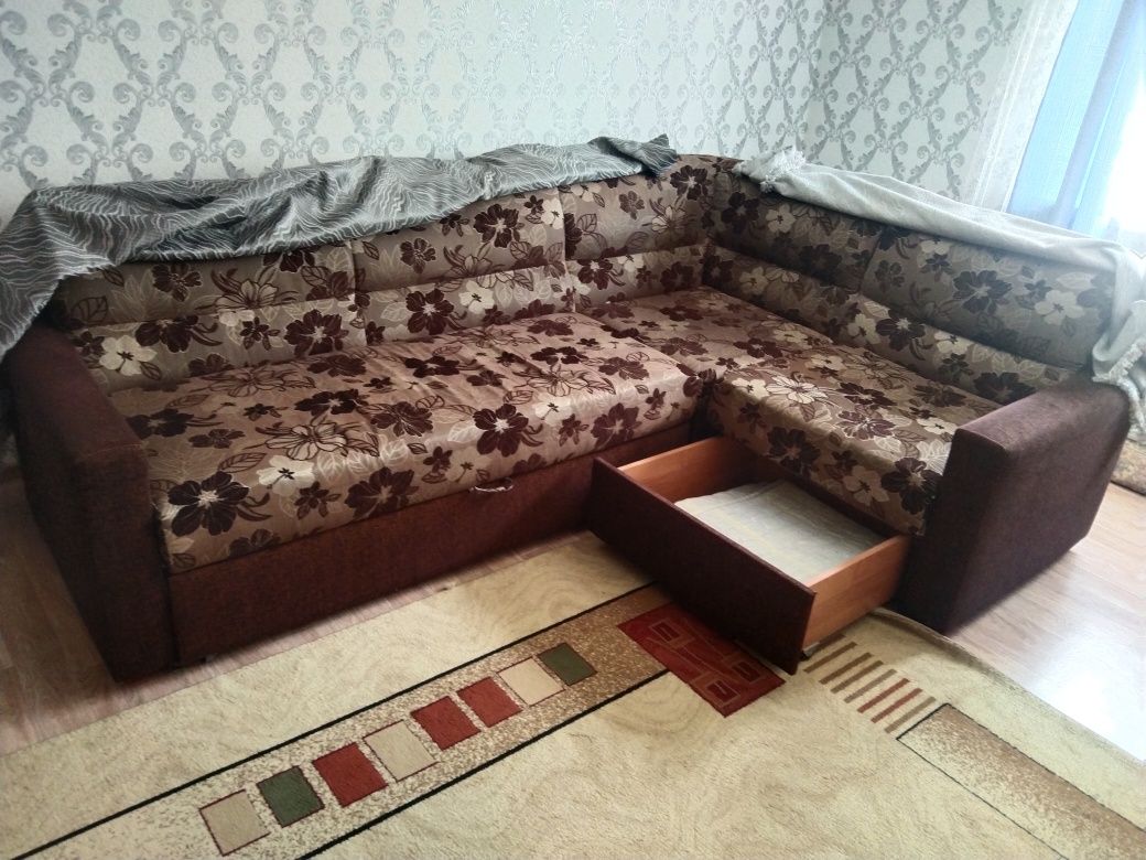 Мягка мебель в хорошим состояние