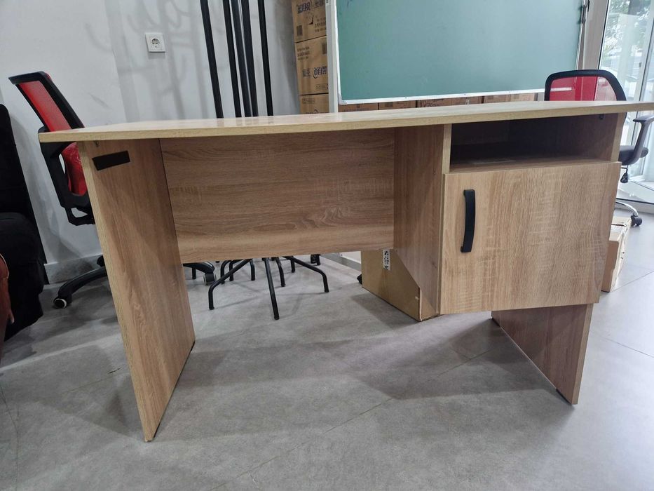 Письменный стол.