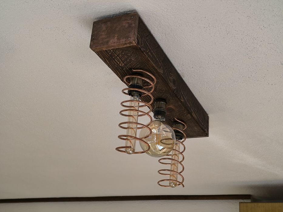 Полилей изработен от мед и дърво