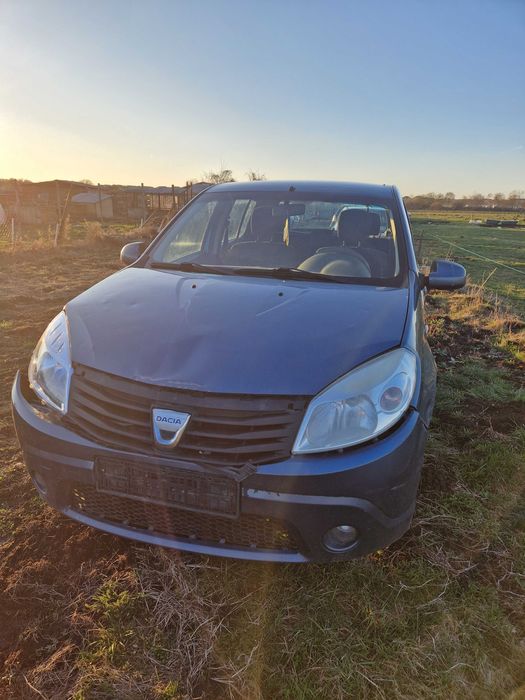 Dacia Sandero atins in fata