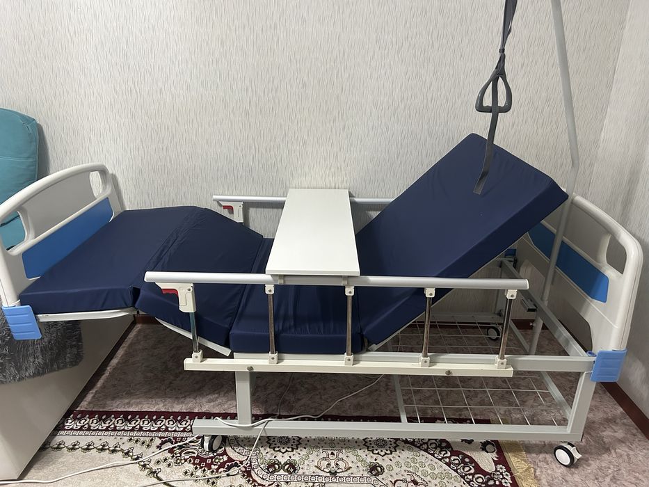 Продам медецинскую кровать,электрическая со столиком