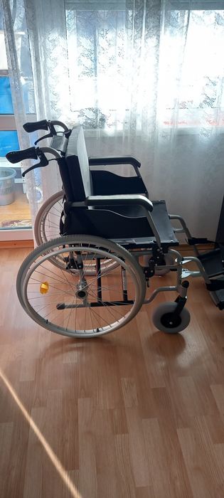 Vând Cărucior cu rotile pentru persoane cu handicap.