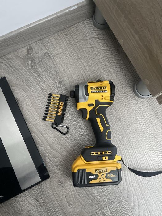DeWalt Pistol Impact percutie cu baterie mare si incarcator nefolosit