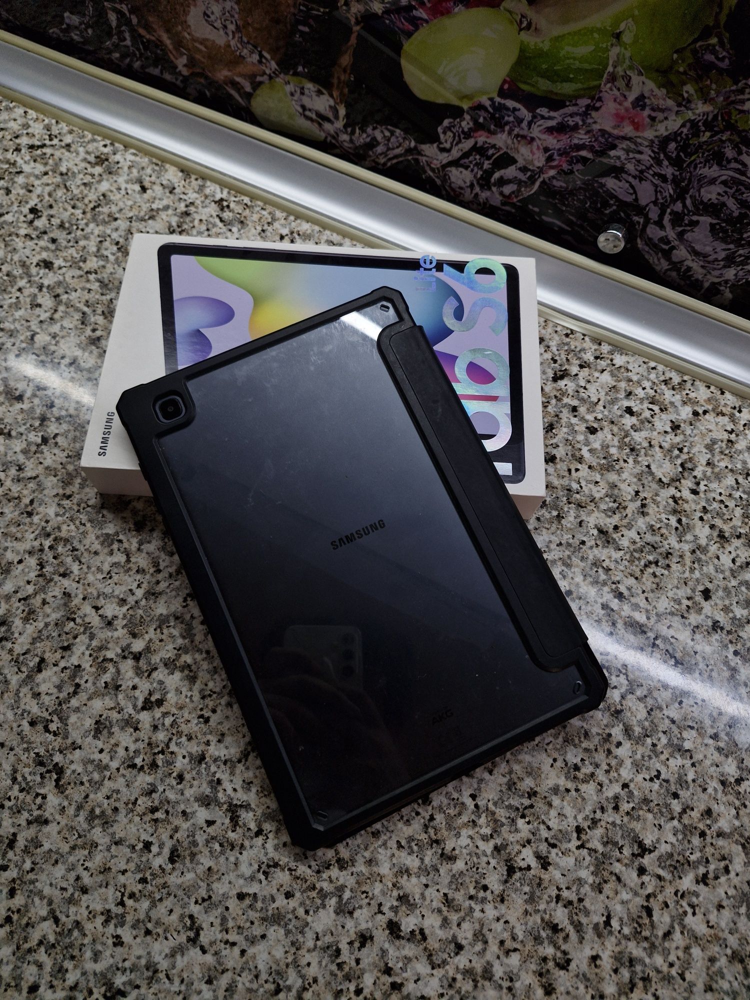 продам Galaxy Tab S6 lite с чехлом и полным комплектом.