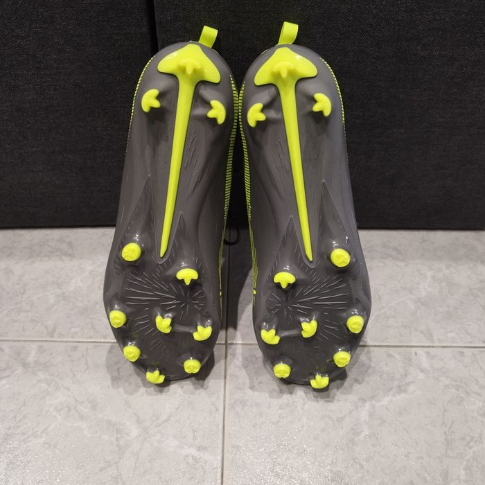 Детски футболни бутонки