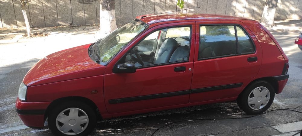 Продавам Рено Клио