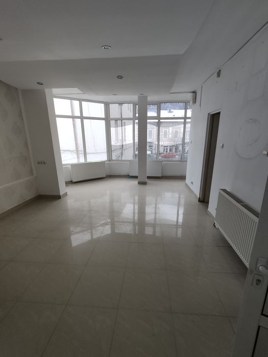 Ofer spre închiriere spațiu comercial