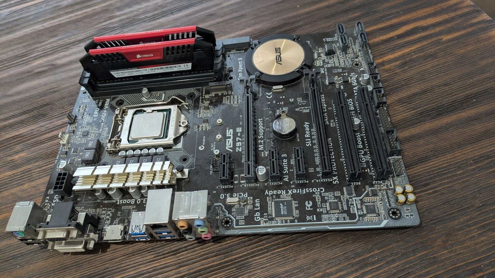 Процесор I7 4790k, дънна платка ASUS Z97-E, RAM 16 GB DDR3 2400MHz