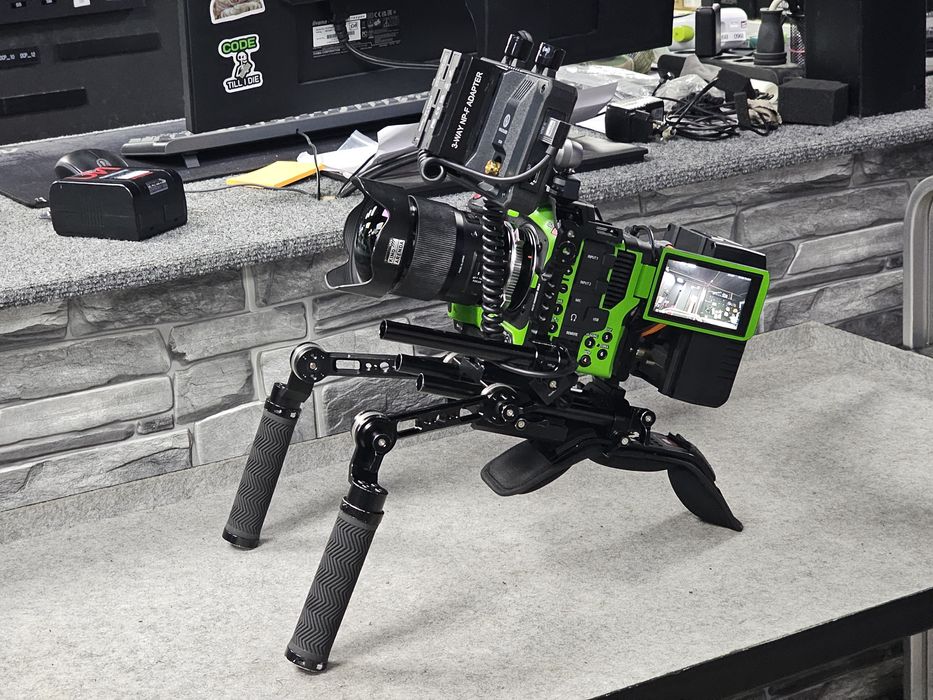 Продаётся комплект кинокамеры Canon EOS C70, документальный риг