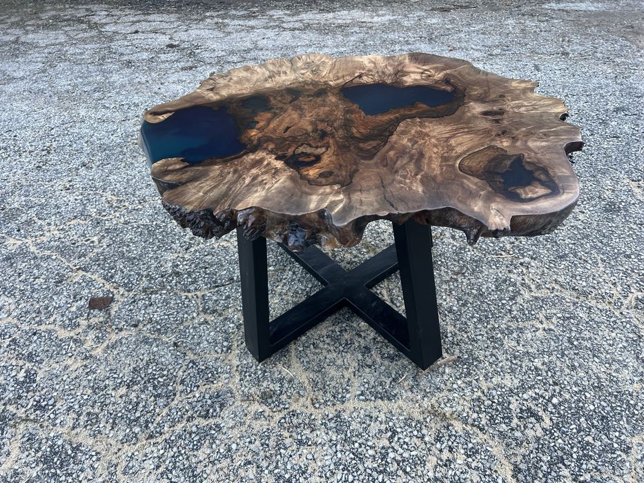 Налична уникална маса от орех и епоксидна смола