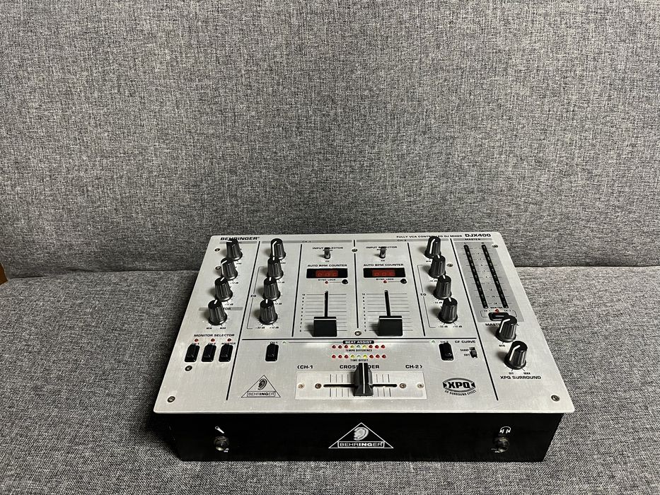 Dj пулт Behringer DJX 400
