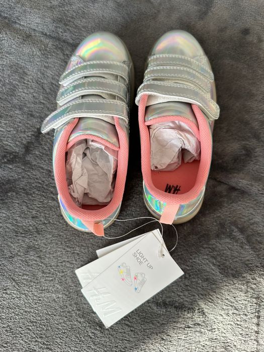 Adidași pentru copii H&M cu imaginea unui unicorn.
Mărimea 31.