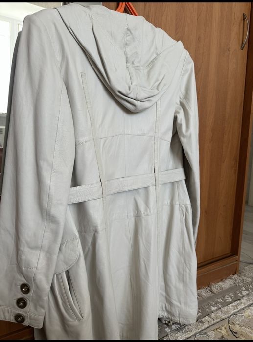 Продам кожанную белую куртку