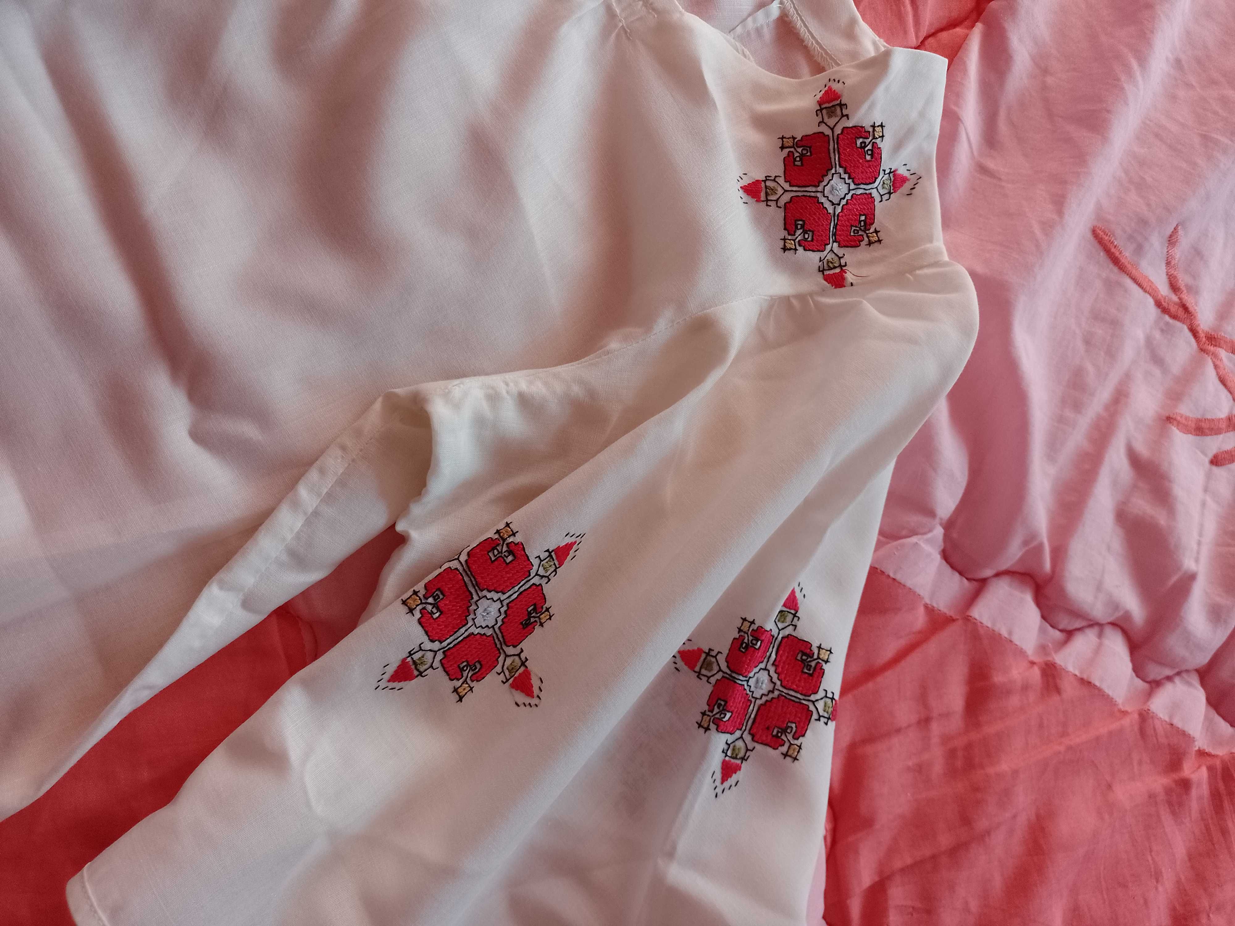 Продава дамска блуза,с българска бродерия.