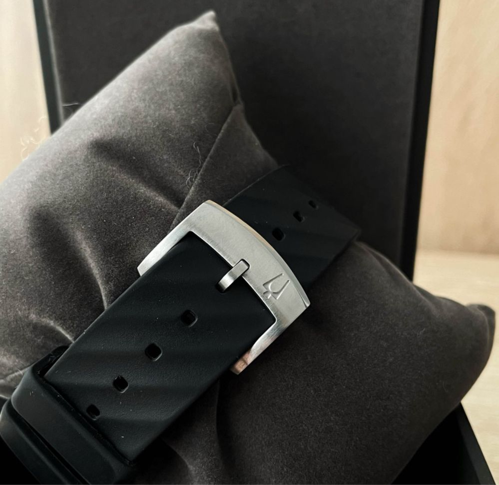Часовник bulova curv