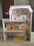 Дървена къща за кукли + оборудване за нея