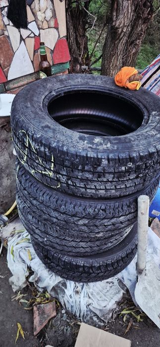 Vand 4 cauciucuri bune 215/65/r15C
