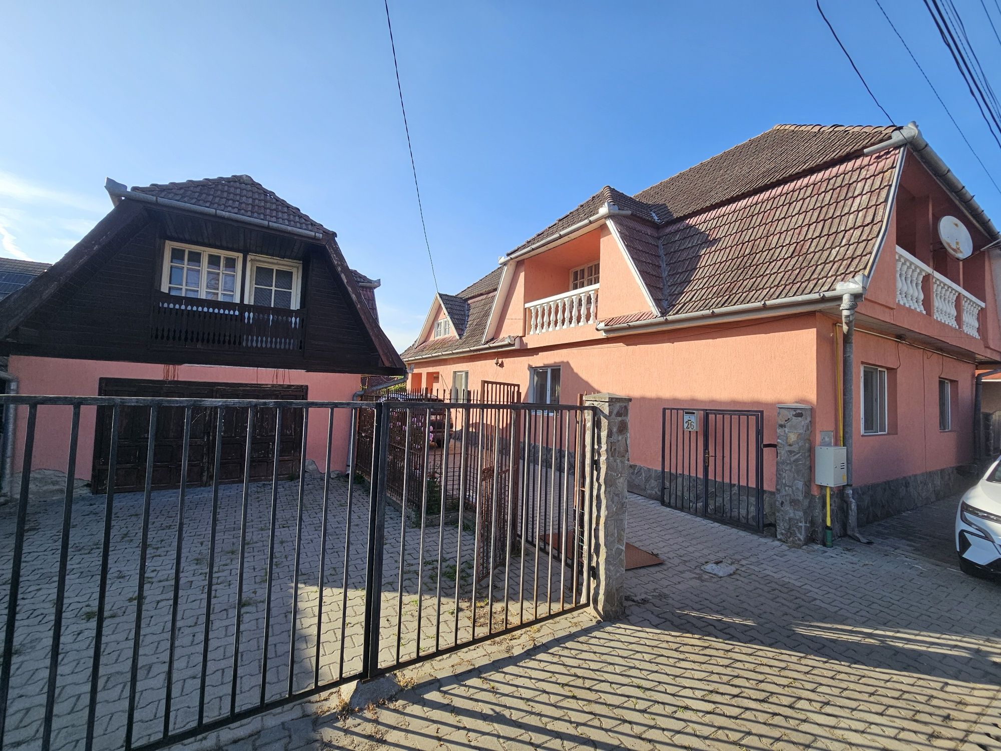 Vând casa cu garaj si 739 mp de teren