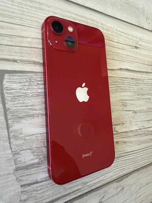 iPhone 13 червен телефон