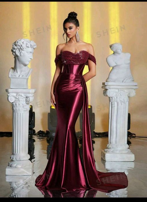 Vând rochie de seara spectaculoasă,burgundia cu design tip sirena