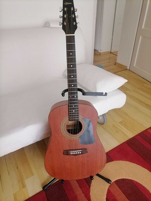 Продавам акустична китара