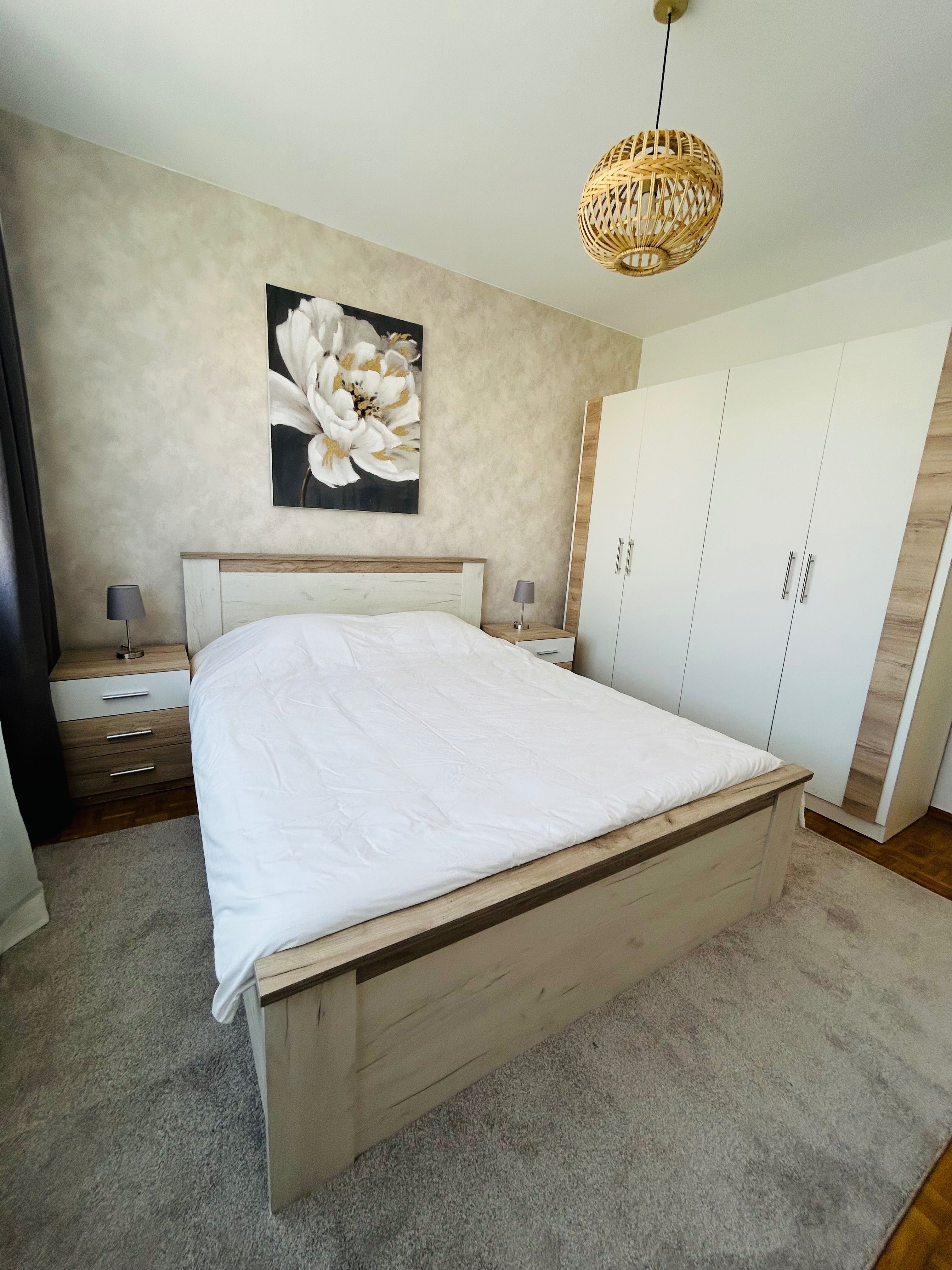 Închiriez apartament 3 camere Str Milea