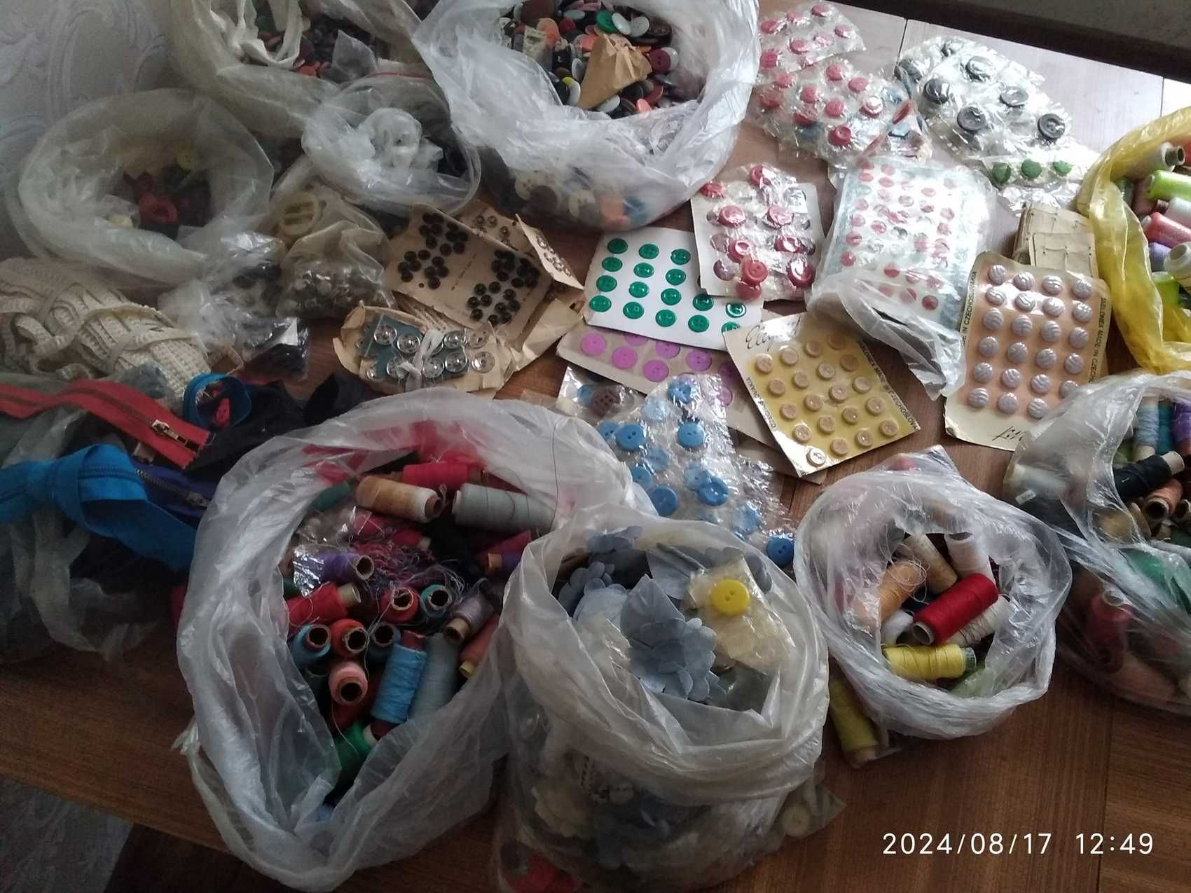 Срочно продам пуговицы и нитки разных размеров и цветов для шитья.