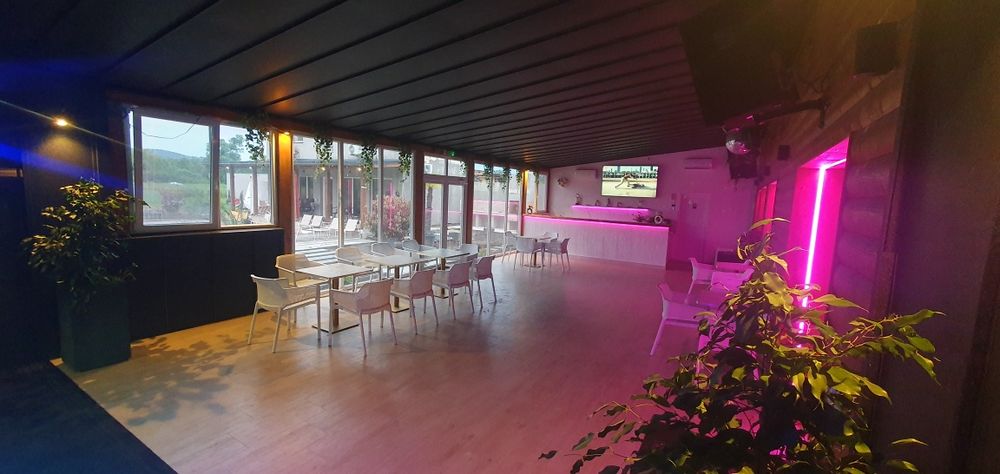 Cabana cu piscina interioara si exterior 38 persoane