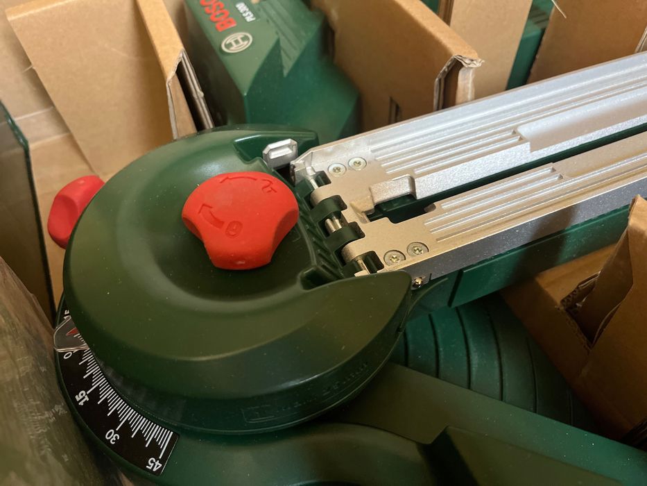 Станция за рязане с прободен трион с водеща релса - Bosch PLS 300