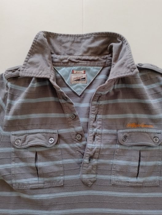 Vând tricou Tommy Hilfinger, produsul este original,marimea M.