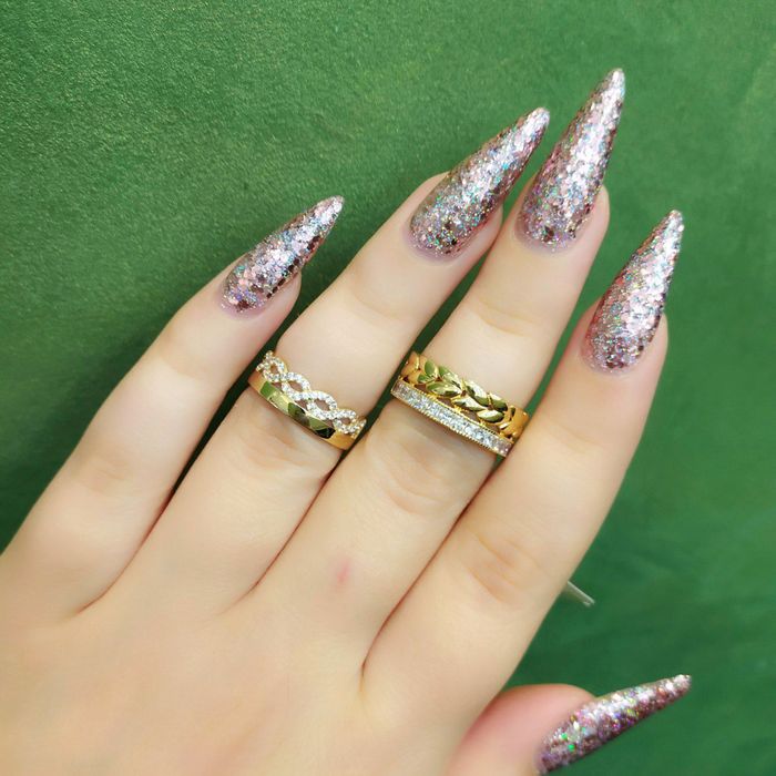 Золотое красивое обручальное кольцо золото 585. Есть доставка.