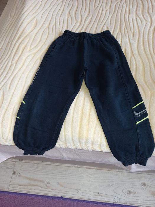 Долнища и дънки размери 98-104-110.Долнищата по 3лв.Дънките по 5лв.