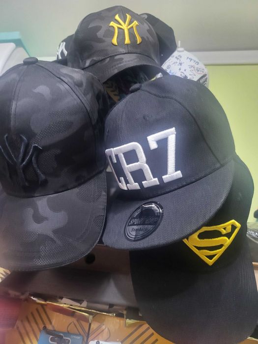 Стилни шапки с надписи