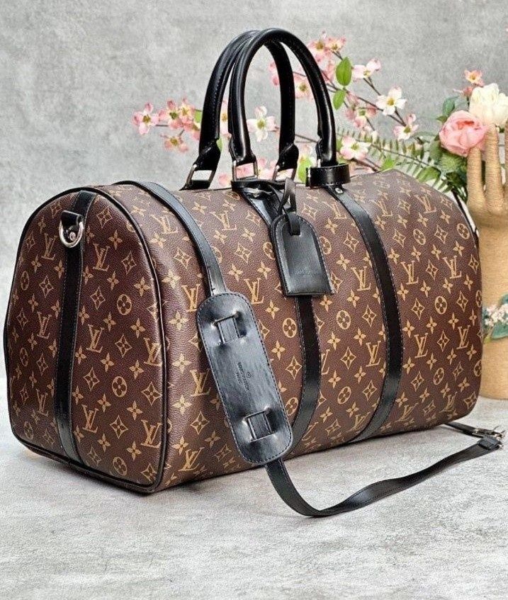 Geanta unisex voiaj Louis Vuitton, curea reglabila, saculet, etichetă