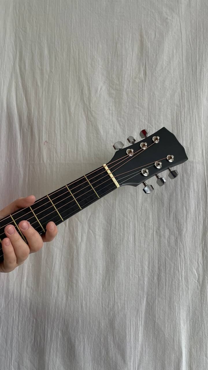 Акустическая гитара для начинающих | Чехол, струны, ремень, каподастр