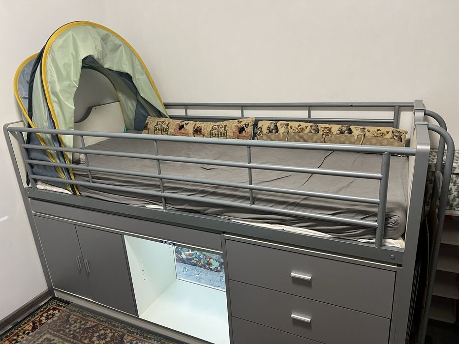 Pat cu birou si sertare de vanzare