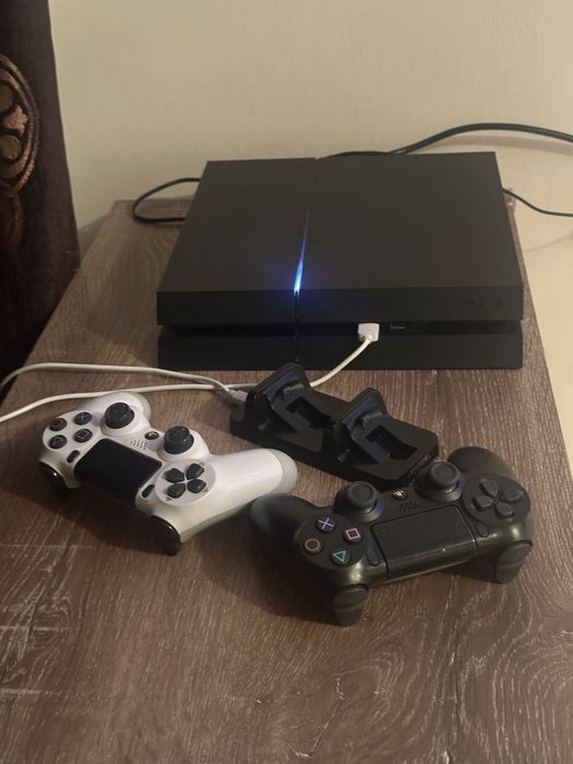 Приставка ps4 2 джойстика, зарядка, много игр