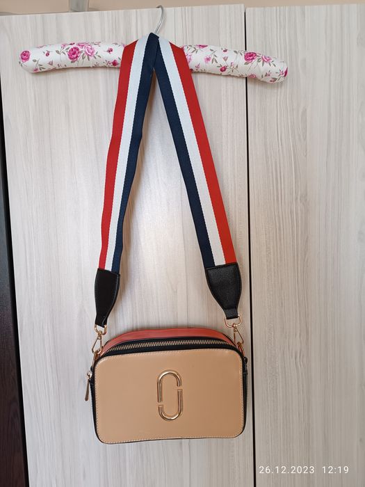 Чанта в червено и черно