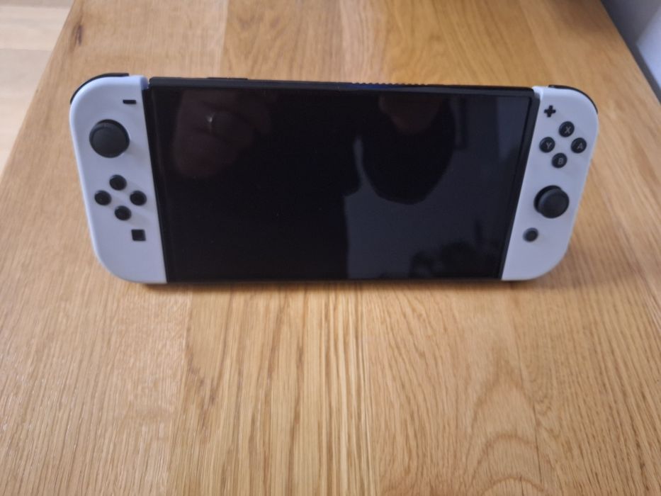 Nintendo Switch OLED+3 jocuri FIFA +Accesorii-Stare impecabilă