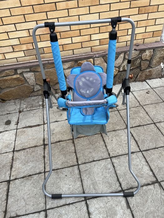 Качеля детская, стульчик обеденный.