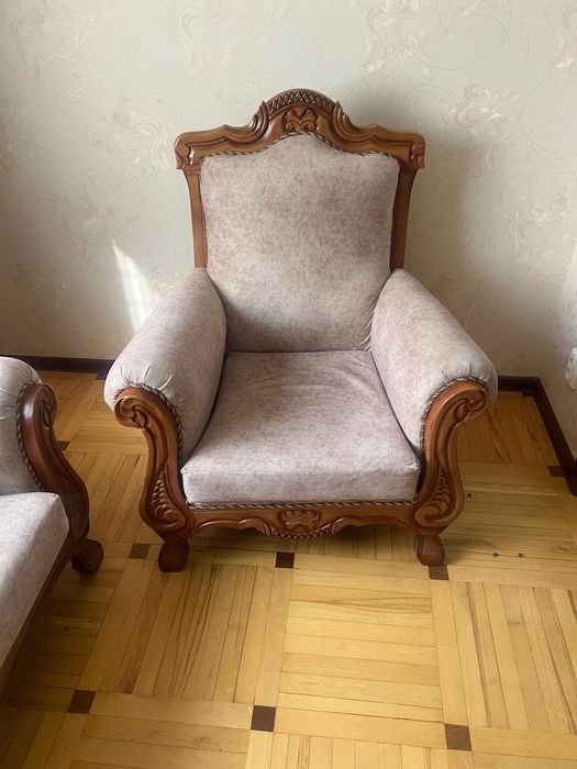 Продам диван и два кресла